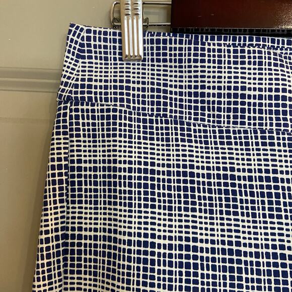 J. McLaughlin Women's Size 4 Blue and White Print Maisie Pull-On Ankle Pants - Picture 6 of 11